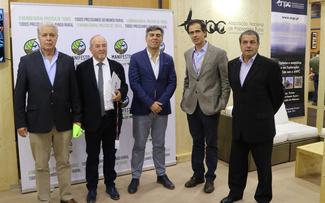 Secretário de Estado Miguel Freitas e comitiva visitaram stand da ANPC na EXPOCAÇA